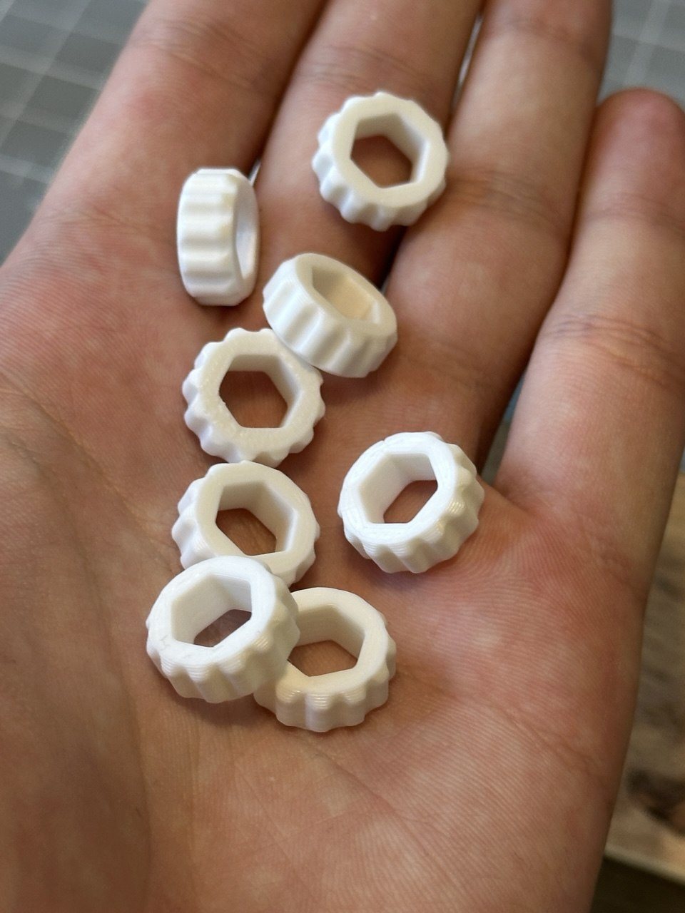 Drobne precyzyjne części z druku 3D trzymane na dłoni