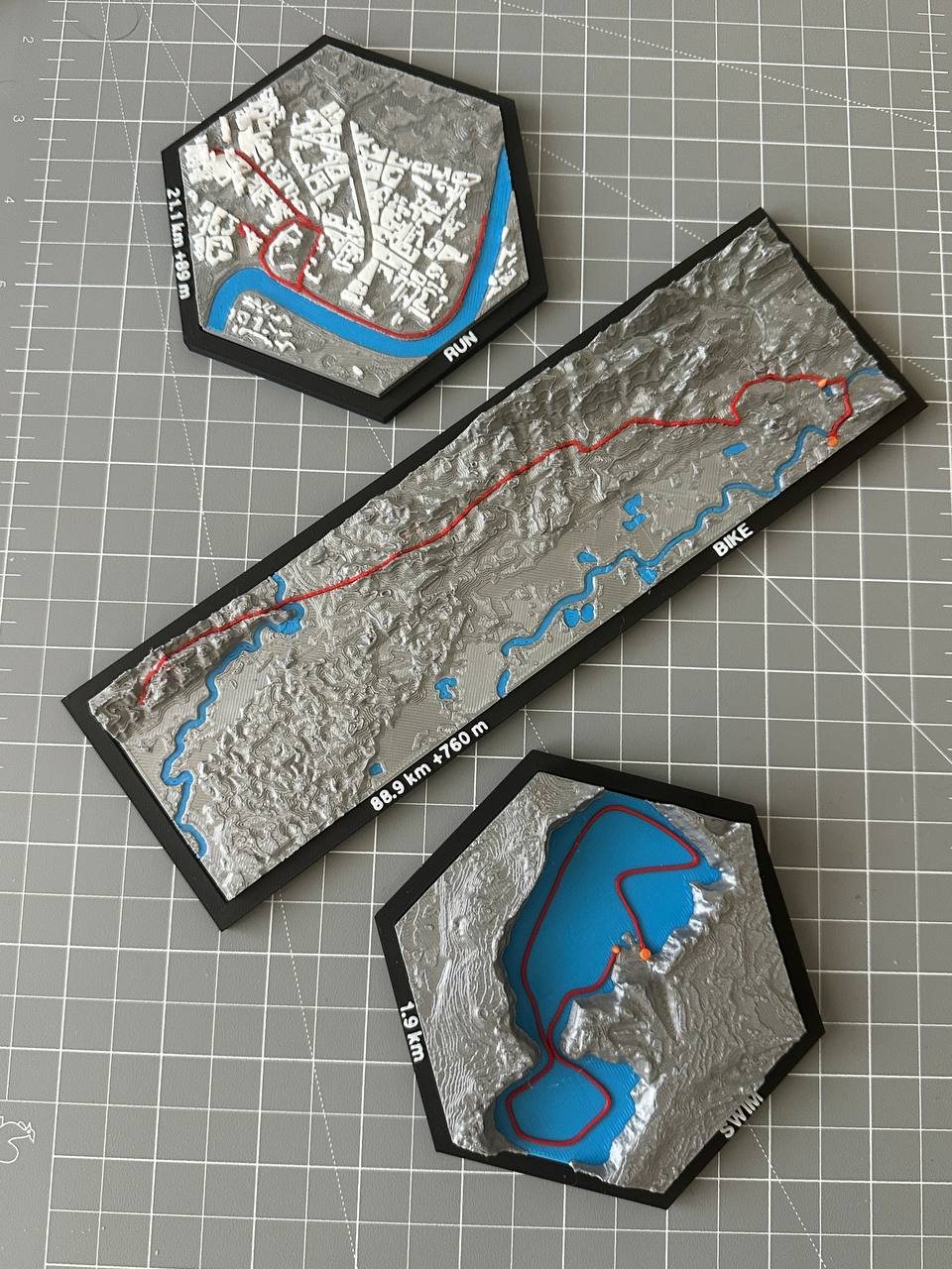 Komplet map 3D tras triathlonowych — pływanie, rower i bieg, każda z osobnym dystansem