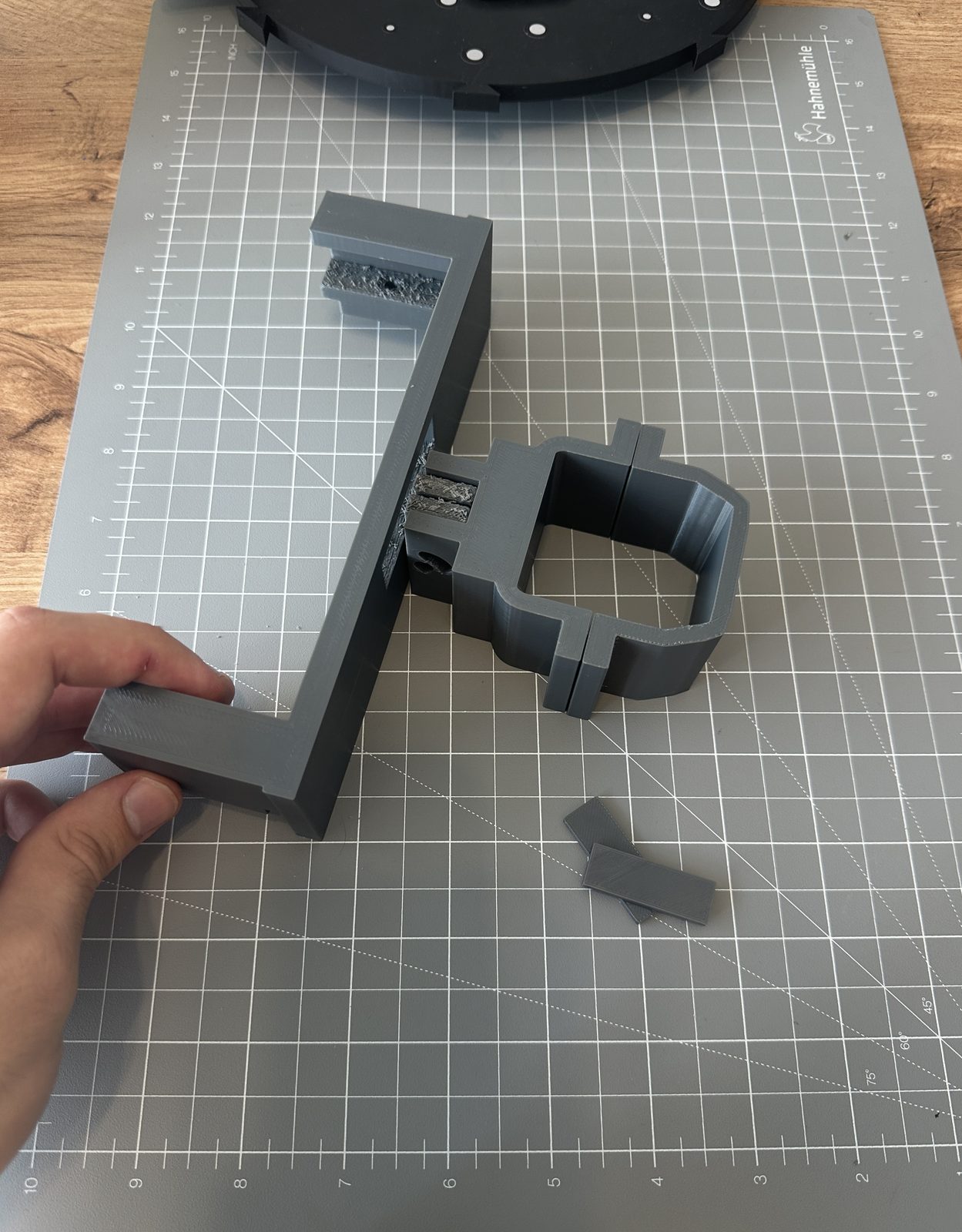 Uchwyt do Nintendo Switch z druku 3D — projekt CAD, wydruk i montaż na śrubach z wtopionymi tulejami gwintowanymi